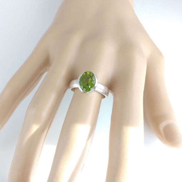 Peridot Ring 2 Carats Size 8 - Picture 8 of 9